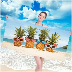 Plážová osuška s motivem ananasů na pláži 100 x 180 cm