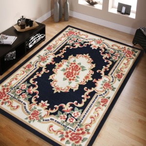 Krásný tmavomodrý koberec s květinovým vzorem