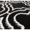 Kvalitní skandinávský koberec v černé barvě s bílým vzorem