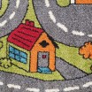 Moderný koberec do detskej izby s motívom mestečka