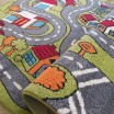 Moderný koberec do detskej izby s motívom mestečka