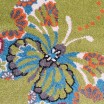 Moderný koberec do detskej izby v zelenej farbe s dokonalým motívom motýľov