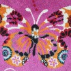 Moderný koberec do detskej izby v ružovej farbe s dokonalým motívom motýľov