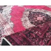 Růžový orientální koberec ve vintage stylu