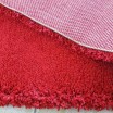 Moderní huňatý koberec v červené barvě