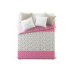 Růžový přehoz na postel s geometrickými tvary