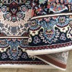 Luxusní vintage koberec v béžové barvě s dokonalým modro-červeným vzorem