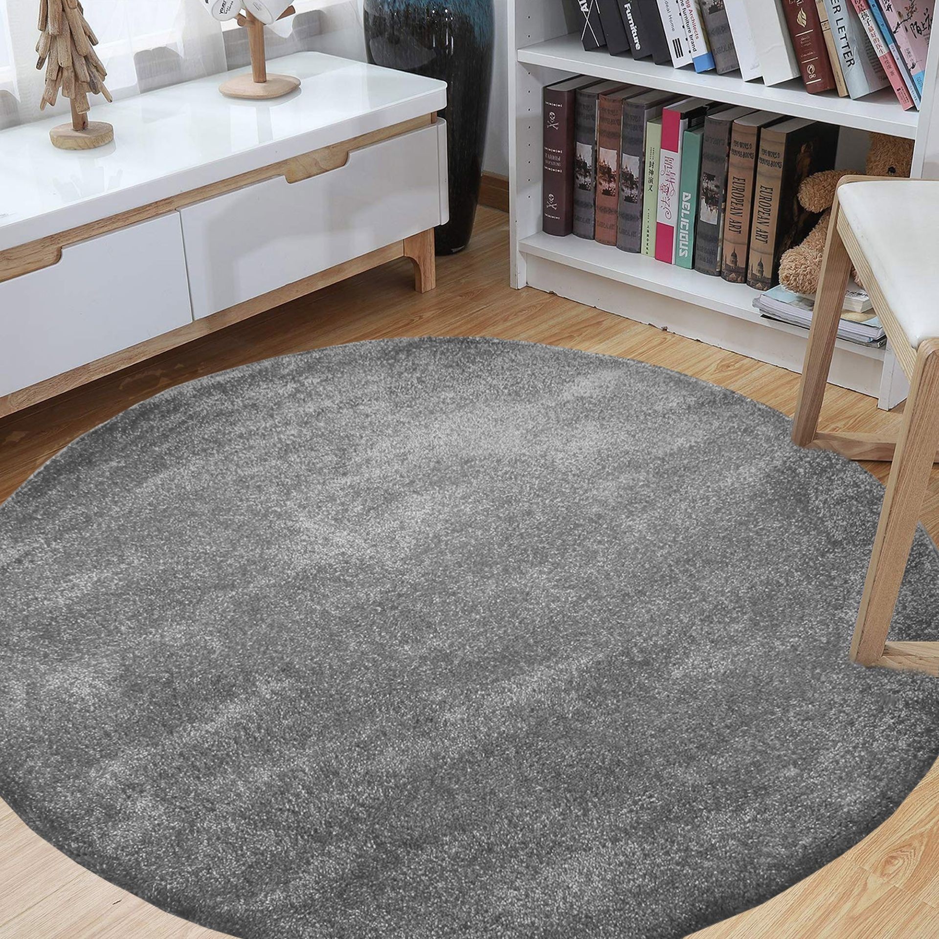 Šedý kulatý koberec s dlouhým vlasem