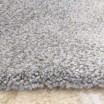 Šedý kulatý koberec s dlouhým vlasem
