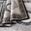 Exkluzívny koberec čiernej farby vo vintage štýle