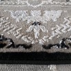 Elegantný koberec čiernej farby vo vintage štýle