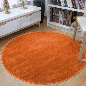 Kulatý koberec oranžové barvy