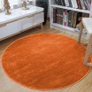 Okrúhly koberec v oranžovej farbe