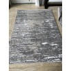 Decentný koberec s minimalistickým vzorom