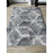 Dizajnový koberec s geometrickým vzorom