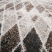 Kvalitní hnědý stylový koberec a abstraktním vzorem