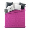 Šedě růžový oboustranný přehoz na postel s kostkovaným vzorem