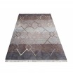Hnědý vzorovaný koberec ve skandinávském stylu