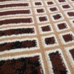 Moderní hnědý koberec s geometrickým motivem čtverců