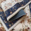 Kvalitní krémově modrý koberec s motivem květin