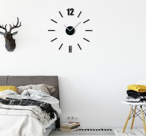 Moderní nástěnné hodiny černé barvy