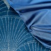 Sametový středový ubrus s lesklým modrým potiskem