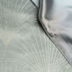 Sametový středový ubrus s lesklým šedým potiskem