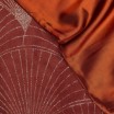 Sametový středový ubrus s lesklým potiskem v cihlové barvě