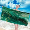 Plážová osuška se zeleným abstraktním vzorem