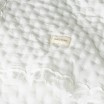 Bílý přehoz na postel Molly s volánem 220 x 240 cm
