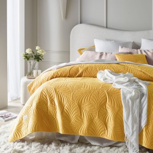 Žlutý velurový přehoz na postel Feel 200 x 220 cm