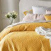 Žlutý velurový přehoz na postel Feel 240 x 260 cm