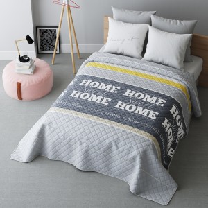 Prošívaný přehoz na postel s nápisem HOME