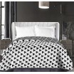 Bílý oboustranný přehoz na postel s geometrickými vzory