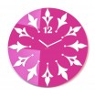 Růžové nástěnné hodiny s květinovým motivem