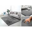 Kvalitní plyšový koberec do obývacího pokoje v šedé barvě
