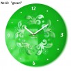 Zelené nástěnné hodiny s ornamenty