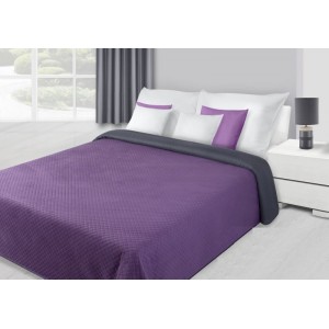 Přehoz na postel fialové barvy s květovaným prošíváním