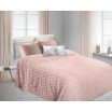Chlupaté přikrývky a deky růžové barvy na postel