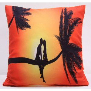Oranžový povlak na polštáře s romantickým motivem dvou lidí na palmě