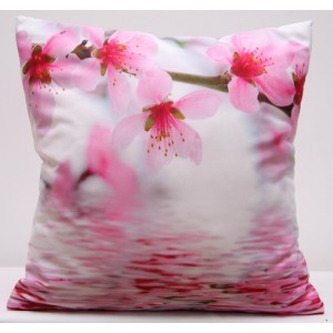 Bílo růžový povlak na polštář s rozkvetlými růžovými květy