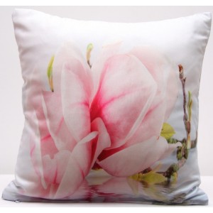 Povlak na polštář bílé barvy s růžovým květem